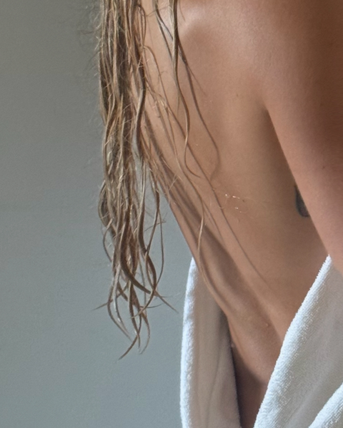 Dos d'une femme avec ses cheveux mouillés.