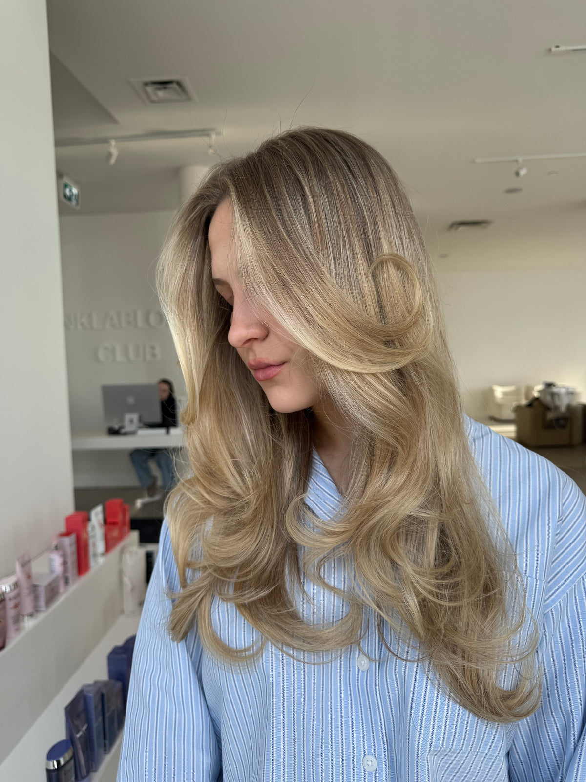 Femme aux cheveux longs.