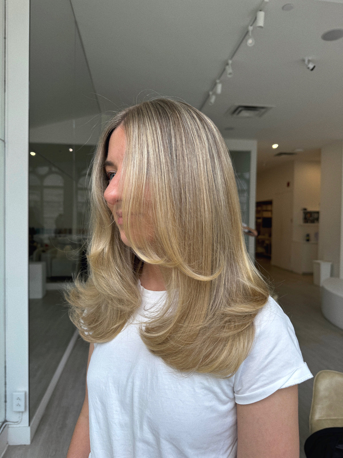 Femme aux cheveux blonds.