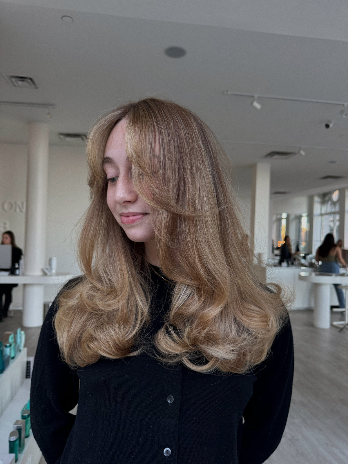 Femme aux cheveux longs.