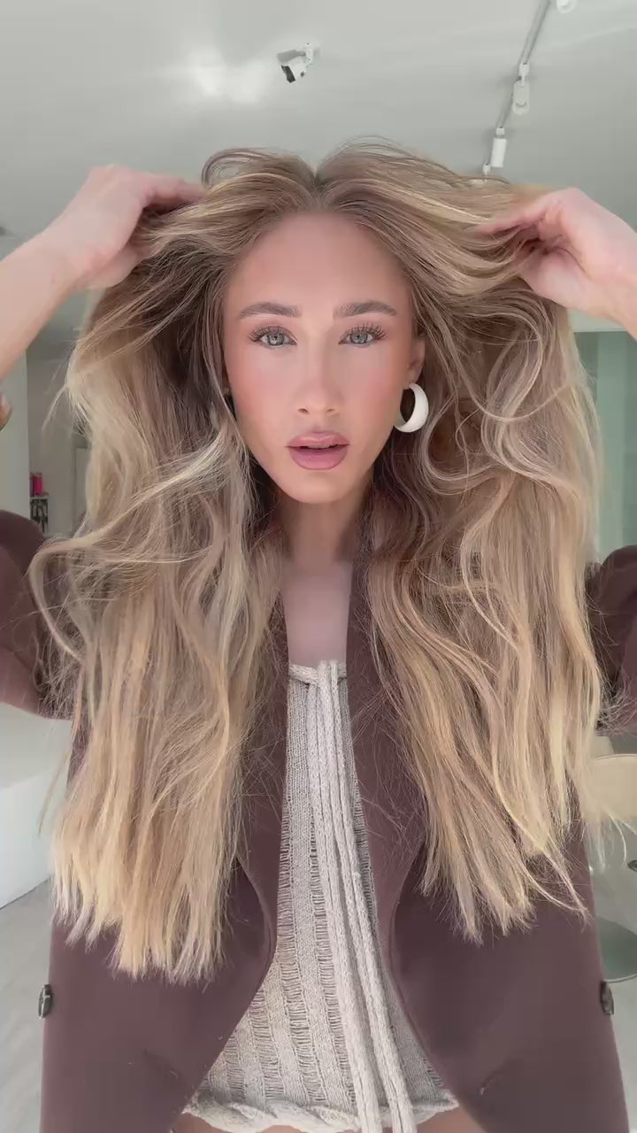 Video d'une personne qui applique le AirWash Dry Shampoo