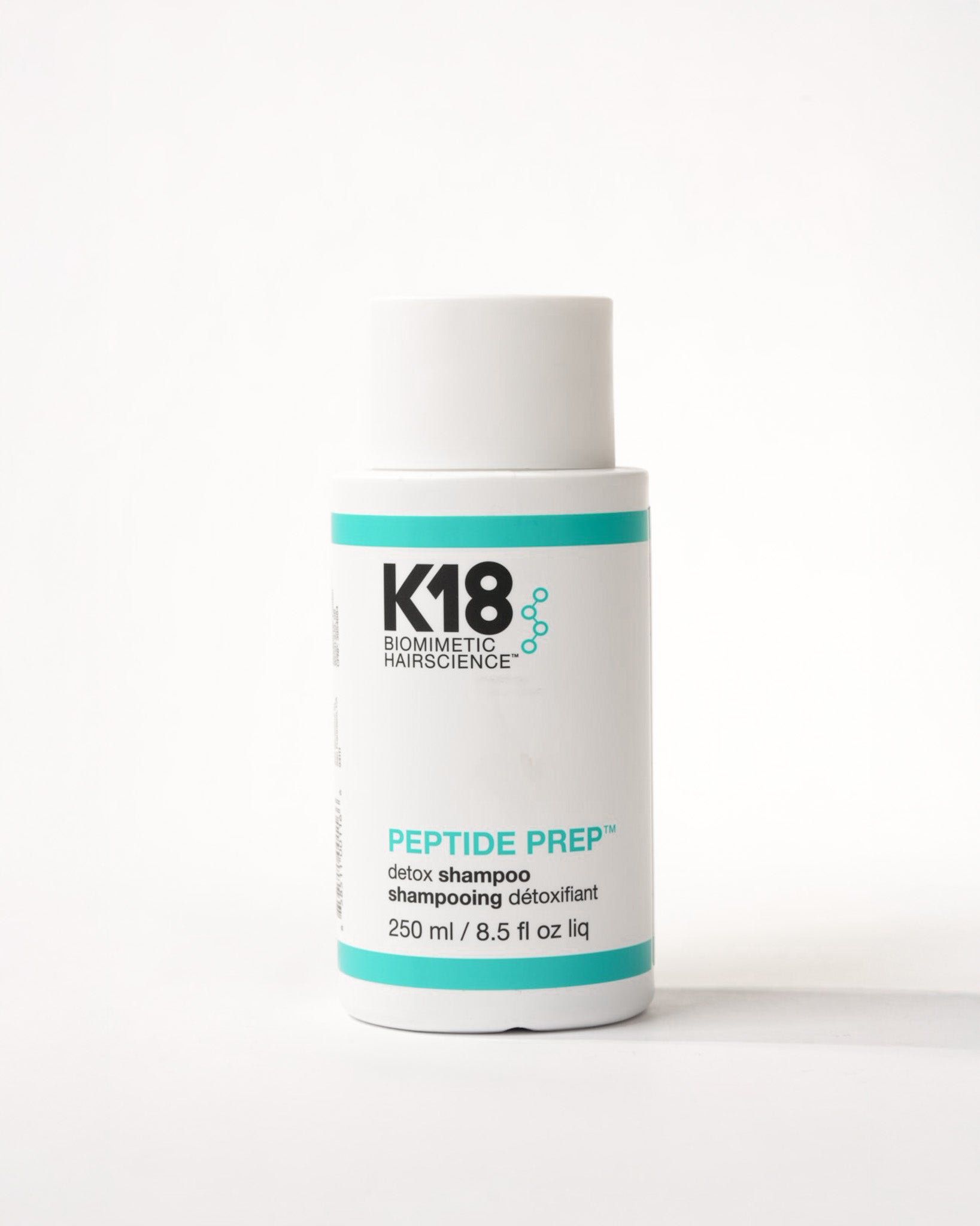 Bouteille blanche et turquoise du shampooing détoxifiant k18